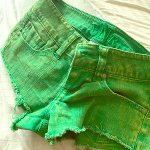Saint patty day green shorts! 💚